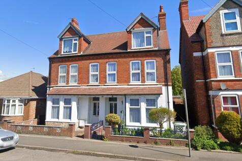 98 Wainfleet Road, Skegness PE25 3RQ 6 bed semi