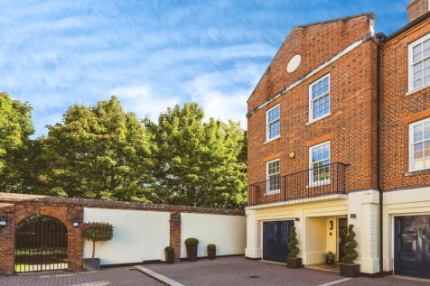 4 bedroom end of terrace house for sale