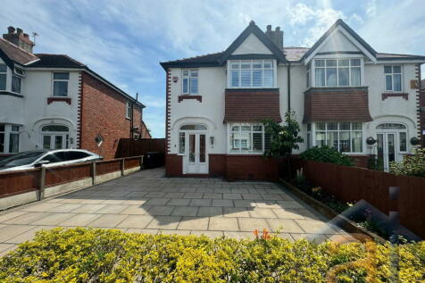 Larkfield Lane Southport PR9 8NW 3 bed semi