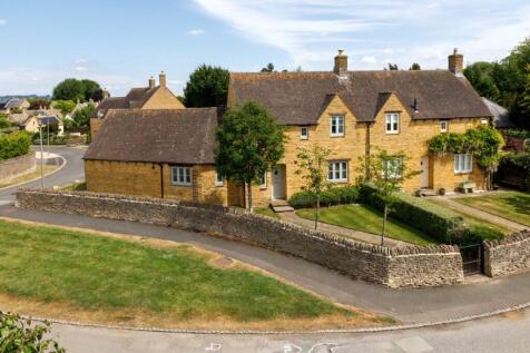 The Leasows, Blind Lane, Chipping... 3 bed semi