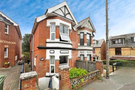 Oakfield Road, East Cowes, Isle of Wight 3 bed semi