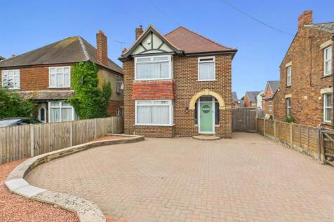Bristol Road, Quedgeley, Gloucester 3 bed detached house for sale