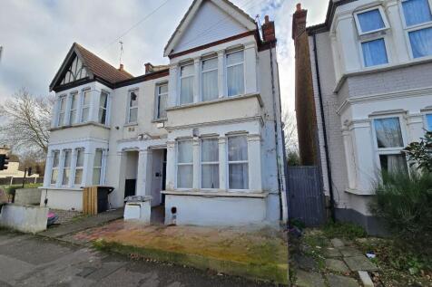 Whitegate Road, Southend on Sea... 2 bed flat for sale