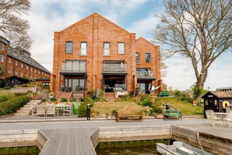 3 bedroom town house for sale