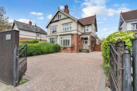 4 bedroom semi-detached house for sale