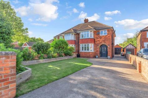 3 bedroom semi-detached house for sale