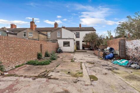 5 bedroom end of terrace house for sale