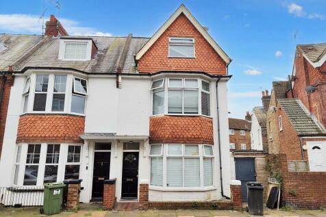 6 bedroom end of terrace house for sale