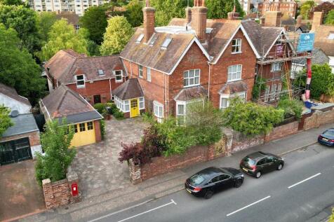 8 bedroom semi-detached house for sale