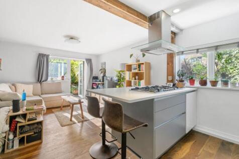Darlington Road, London, SE27 1 bed ground floor flat for sale