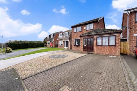 Montrose Avenue, Darton, Barnsley 3 bed detached house for sale