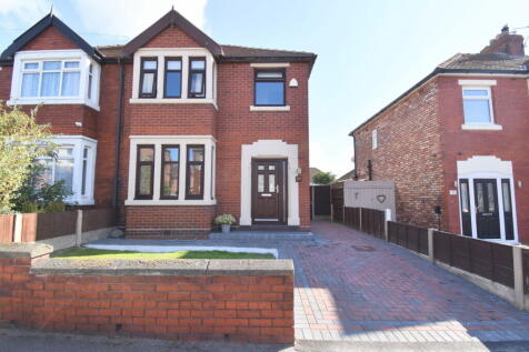Deirdre Avenue, Widnes, WA8 6PA 3 bed semi