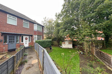Altcar Grove Reddish, Reddish 3 bed end of terrace house for sale