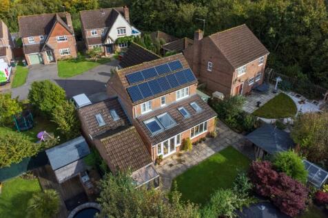 Crawley RH11 4 bed detached house for sale