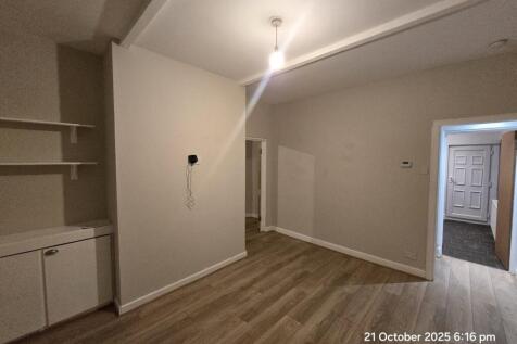 4 bedroom end of terrace house for sale