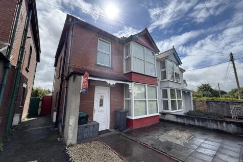7 Hurdon Road, Launceston, Cornwall... 3 bed semi