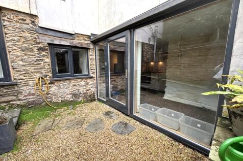 Basement Flat, 5 Trafalgar Square... 1 bed flat for sale