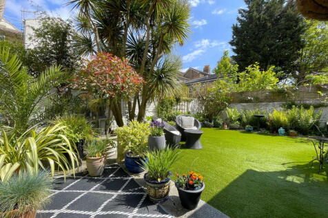6 bedroom semi-detached house for sale