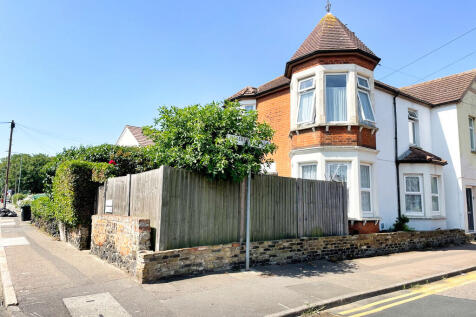 69 High Street, Shoeburyness SS3 1 bed ground floor flat for sale