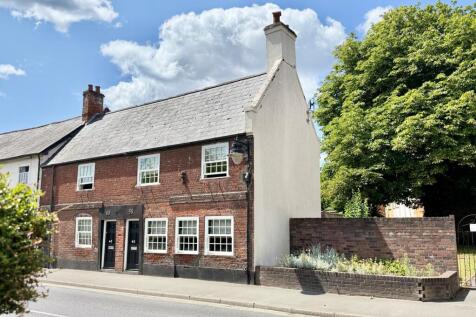 CENTRAL RINGWOOD, BH24 4 bed cottage for sale