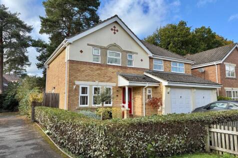 Hillmeadow, Verwood, BH31 6HE. 5 bed detached house for sale