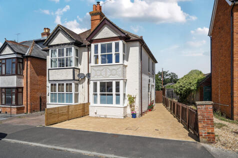 Gordon Avenue, Camberley, Surrey, GU15 3 bed semi