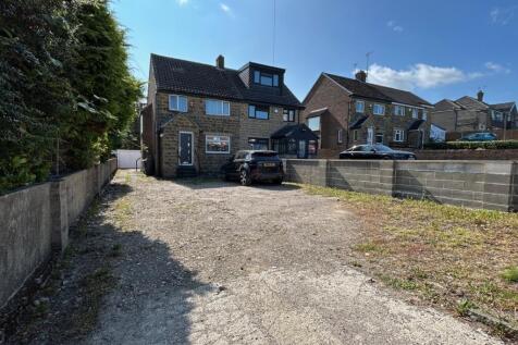 Hollingwood Lane, Bradford, BD7 3 bed semi