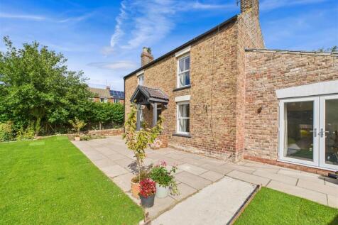 East Lea Back Street, Langtoft... 4 bed detached house for sale