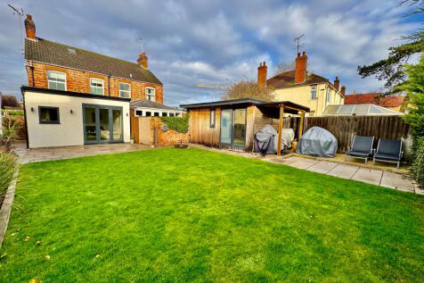 3 bedroom semi-detached house for sale