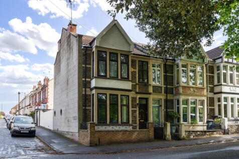 4 bedroom end of terrace house for sale