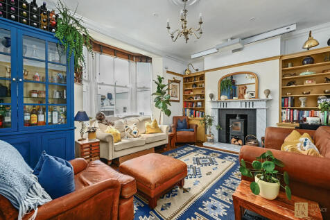 3 bedroom maisonette for sale