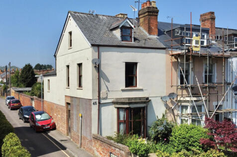 4 bedroom end of terrace house for sale