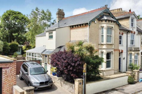 4 bedroom end of terrace house for sale