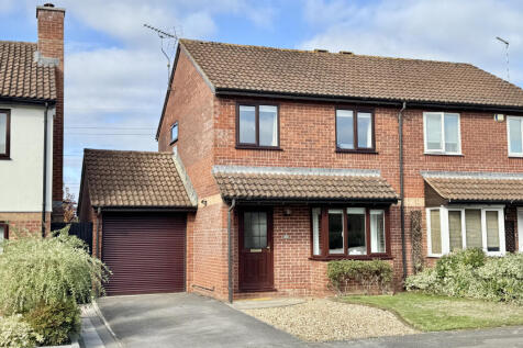 3 bedroom semi-detached house for sale