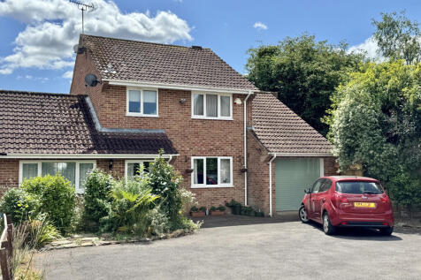 3 bedroom link detached house for sale