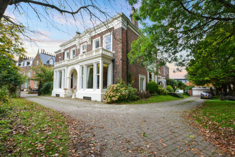 6 bedroom semi-detached house for sale