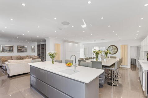 4 bedroom end of terrace house for sale