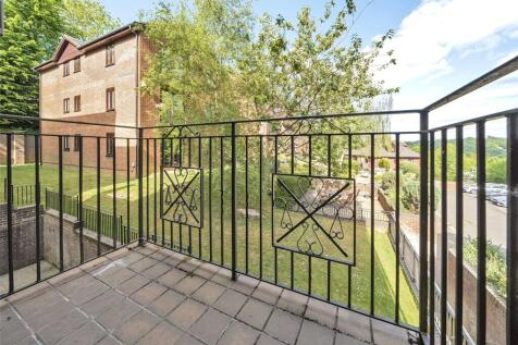 Romanby Court, REDHILL RH1 2 bed apartment for sale