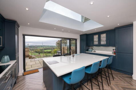 5 bedroom semi-detached house for sale