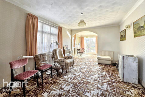 Upminster Road North, Rainham, RM13 9SA 3 bed detached house for sale