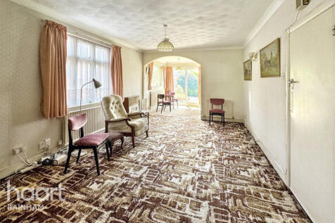 Upminster Road North, Rainham 3 bed detached house for sale