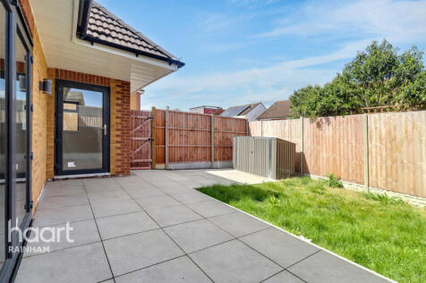 Berwick Pond Close, Rainham, RM13 9QP 2 bed bungalow for sale