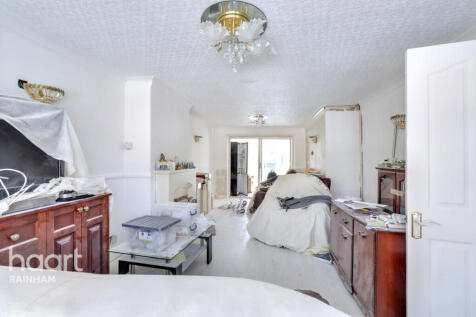 Simpson Road, Rainham, RM13 7LB 3 bed semi