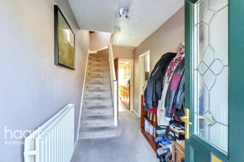 Lakeside, Rainham, RM13 9SN 3 bed semi