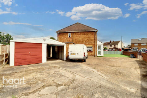 New Zealand Way, Rainham 3 bed end of terrace house for sale