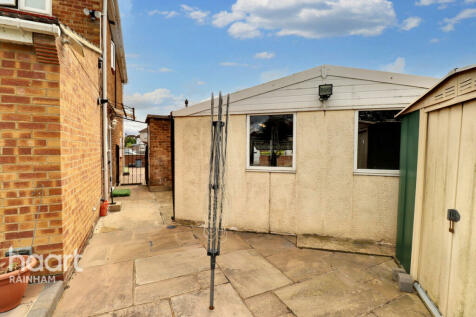 New Zealand Way, Rainham 3 bed end of terrace house for sale