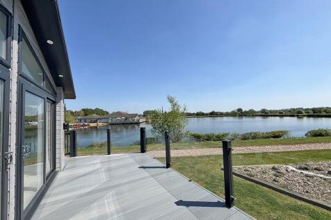 2 bedroom lodge for sale