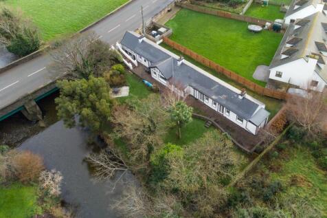 4 bedroom detached bungalow for sale