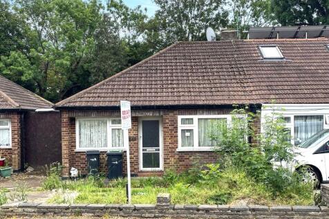92 Turkey Street, Enfield, EN1 4PT 2 bed semi