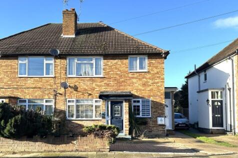 36 Daleham Drive, Uxbridge... 2 bed maisonette for sale